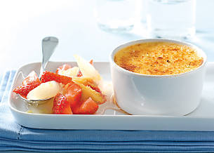 Limonen-Crème-brûlée mit Spargel-Erdbeer-Salat