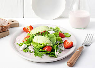 Grüner Salat mit Avocadocreme, Erdbeeren und Ziegenkäse