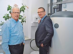 Haubesitzer Peter Rogge (links) und Stiebel-Eltron-Fachmann Udo Steinberg im Technikraum an der Regelung.
