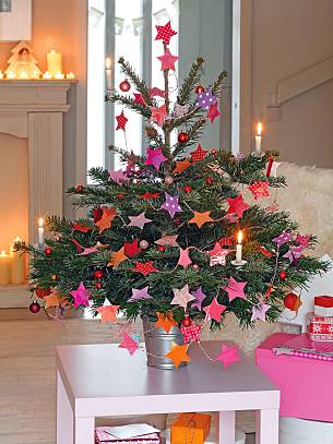 Kleiner Tannenbaum mit Sternenkette aus unterschiedlichen Geschenkpapieren und glitzernden Minikugeln.