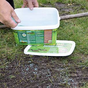 Bild 5: Für lückenhafte oder größere Schadstellen im Rasen stehen Reparatursaaten und Nachsaatmischungen zur Verfügung.