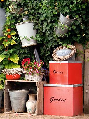 Bild 4: Hinter Hecken, in Nischen oder Gebäuderückseiten bietet es sich an, beispielsweise mit Kisten und Kasten ein Gartenstillleben zu arrangieren.