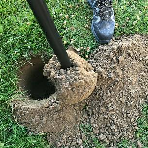 In Lehmboden lässt es sich mit dem Gerät sehr schnell arbeiten. Lockere Erde kann man leicht aus dem Loch heben.