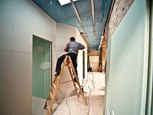 Unter dem Dach haben sich für den Ausbau Trockenbau-Systeme, Gipskartonplatten und Metall- oder Holzprofile als Ständerwerk bewährt.