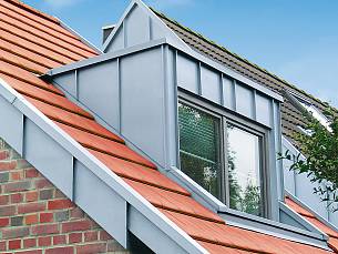 Dachfenster oder Gauben bringen Licht und Luft unter die Schräge.