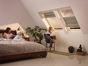 Damit das Raumklima im Dachgeschoss immer angenehm bleibt, ist der richtige Sonnenschutz sehr wichtig.