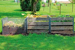 Unentbehrlich: Kompost versorgt den Boden mit Nährstoffen und verbessert nachhaltig seine Fruchtbarkeit.