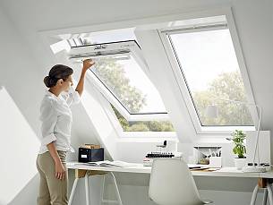 Richtig lüften: Durch das Öffnen von gegenüberliegenden oder auf verschiedenen Stockwerken befindlichen Fenstern findet ein rascher und gründlicher Luftwechsel statt. Die Fenster können nach ein paar Minuten wieder geschlossen werden.