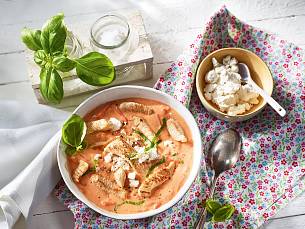 Low Carb Tomaten-Puten-Suppe mit Feta und Basilikum