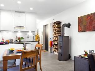 Da das Modul gut wärmegedämmt ist, heizt lediglich ein Schwedenofen den Wohnbereich, unterstützt von einer elektrischen Fußbodenheizung.
