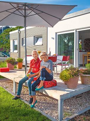 Dagmar und Armin Kohler zweigten auf ihrem Grundstück einen Teil ab und ließen sich ein neues, 50? qm großes, Minihaus bauen.