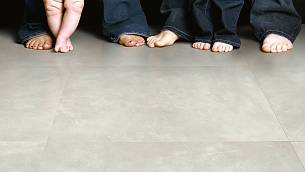 Keine kalten Füße: Keramik leitet die Wärme ­einer Fußbodenheizung schnell an die Fußbodenoberfläche.