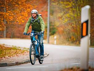 Für die eigene Sicherheit und aufgrund der höheren Geschwindigkeit der Elektroräder ist es empfehlenswert, einen Fahrradhelm zu tragen.