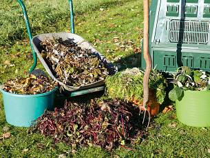 Herbstlaub gut mit anderen Kompostmaterialien mischen.