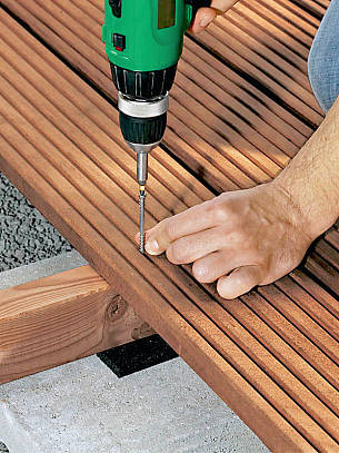 Schrauben aus rostfreiem Edelstahl sind besonders beständig, verfärben das Holz nicht und verhindern die Korrosion des Metalls.