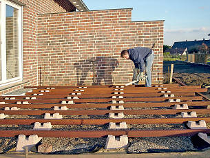 Mit Fundamentsteinen lassen sich Holzterrassen schnell in Eigenregie realisieren (hier Beton-Steine von Brinkmann System-Beton).