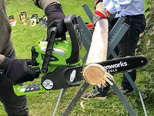 Die Greenworks-40-V-Akku-Kettensäge eignet sich für das Fällen auch größerer Bäume mit 40 cm Durchmesser über das Absägen dickerer Äste bis zum Aufbereiten von Brennholz.