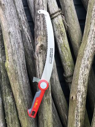 Die Power Cut Saw Pro 370 von Wolf-Garten ist für alle mittelschweren Säge­arbeiten geeignet. Die ­spezielle Zahnung schneidet problemlos sowohl durch frisches als auch ­trockenes Holz. Der ­MaxControl-Griff ­sorgt für sicheren Halt.