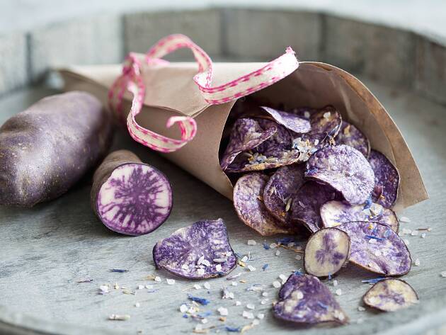 Ungewöhnlich: Kartoffelchips aus der lilafarbenen Sorte ‘Vitelotte Noire’.