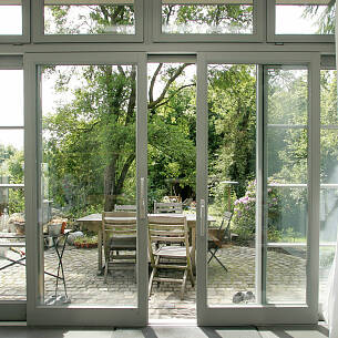 Bodentiefe Fenster und Terassentüren erweitern den Wohnraum.