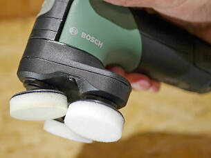 Der handliche EasyCurve-Sander von Bosch mit Polier-Pads