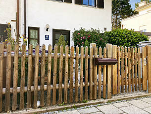 Der Holzzaun mit senkrechter Lattung ist ein Klassiker, der ins ländliche Umfeld passt, aber auch in der Stadt eine gute Figur macht.