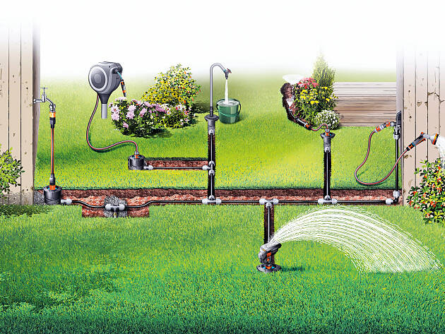 Ein System mit unterirdisch verlegten Rohrleitungen (etwa von Gardena) ermöglicht die Wasserentnahme an verschiedenen Stellen im Garten.