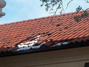 Durch starken Wind können sich Dachpfannen lockern oder sogar herabstürzen.