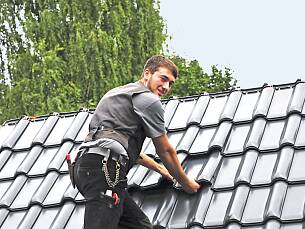 Mindestens einmal pro Jahr sollten Hausbesitzer das Dach gründlich auf Schäden und Schwachstellen hin untersuchen lassen.