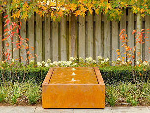 Bei diesem Gartenbrunnen aus Cortenstahl sorgen die Mini-Fontänen für leises Plätschern (von Adezz über www.greenbop.de).