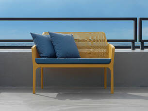 Die Zweier Sitzerbank „Net“ von Nardi, hergestellt in Italien, zu 100 % recycelbar, erhältlich über www.de­signbotschaft.com.