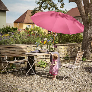 Der klassische Sonnenschirm verfügt über einen Mittelstock und wird oft wie ein einfacher Regenschirm geöffnet.