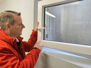 Firmenchef Rüdiger Klein bei der Abnahme des eingebauten Fensters.
