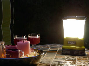 Für gemütliche Sommerabendstunden im Garten oder beim Camping: Akku untergesteckt und Licht (zweistufig) für Stunden (Ryobi One+).