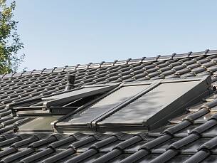 Solarbetriebende Rolläden für Dachgeschossfenster.