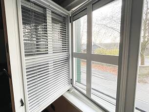 Der Sonnenschutz des Internorm-Fensters ist zwischen die Glasscheiben integriert.