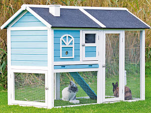 Im Garten bietet ein Kleintierstall mit Freilaufgehege (von Trixie) den Kaninchen Schutz vor Wind und Wetter sowie einen kleinen Auslauf.
