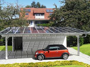 Ein Solarcarport schützt das Auto