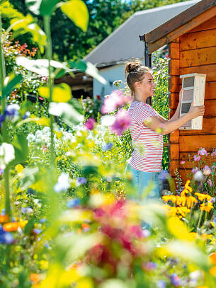 Mit einem Insektenhotel (z. B. Wildgärtner Freude Bienenhaus von Neudorff) schaffen Sie weitere Unterschlupfmöglichkeiten.