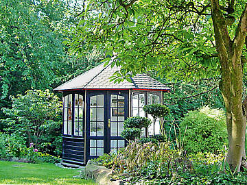 Ein Pavillon wie dieser bietet einen Rundumblick in den Garten während man im Inneren gemütlich sitzen und Kaffee und Kuchen genießen kann.