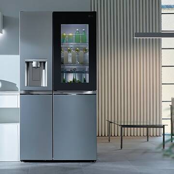 Die neuen Kühlschränke sind flacher und die getönte Glasscheibe erstreckt sich über die gesamte obere Hälfte der rechten Tür.