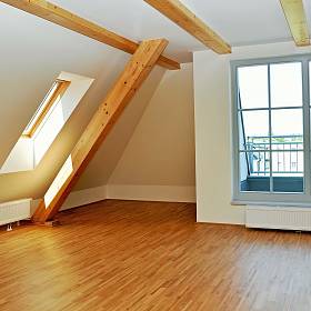 Im Dachboden kann durch einen Ausbau hochwertiger Wohnraum geschaffen werden.