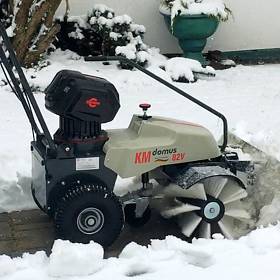 Die kompakte Cramer KM domus eignet sich sowohl als Reinigungsmaschine als auch zum Schneeräumen.