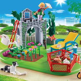 SuperSets Familiengarten von PLAYMOBIL®, mit drei PLAYMOBIL®-Figuren, Kaninchen, Hund, Kleintier­gehege, Blumen, Gemüsebeet, Spielgeräten und mehr.